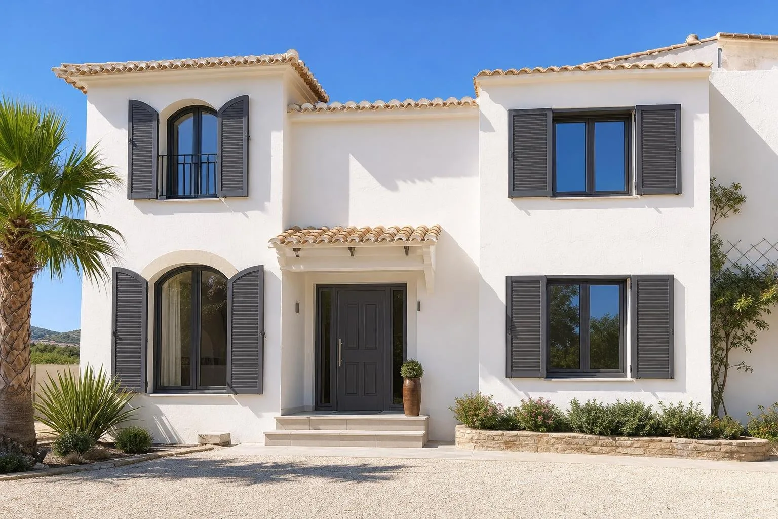 Fachada de casa con ventanas de aluminio nuevas