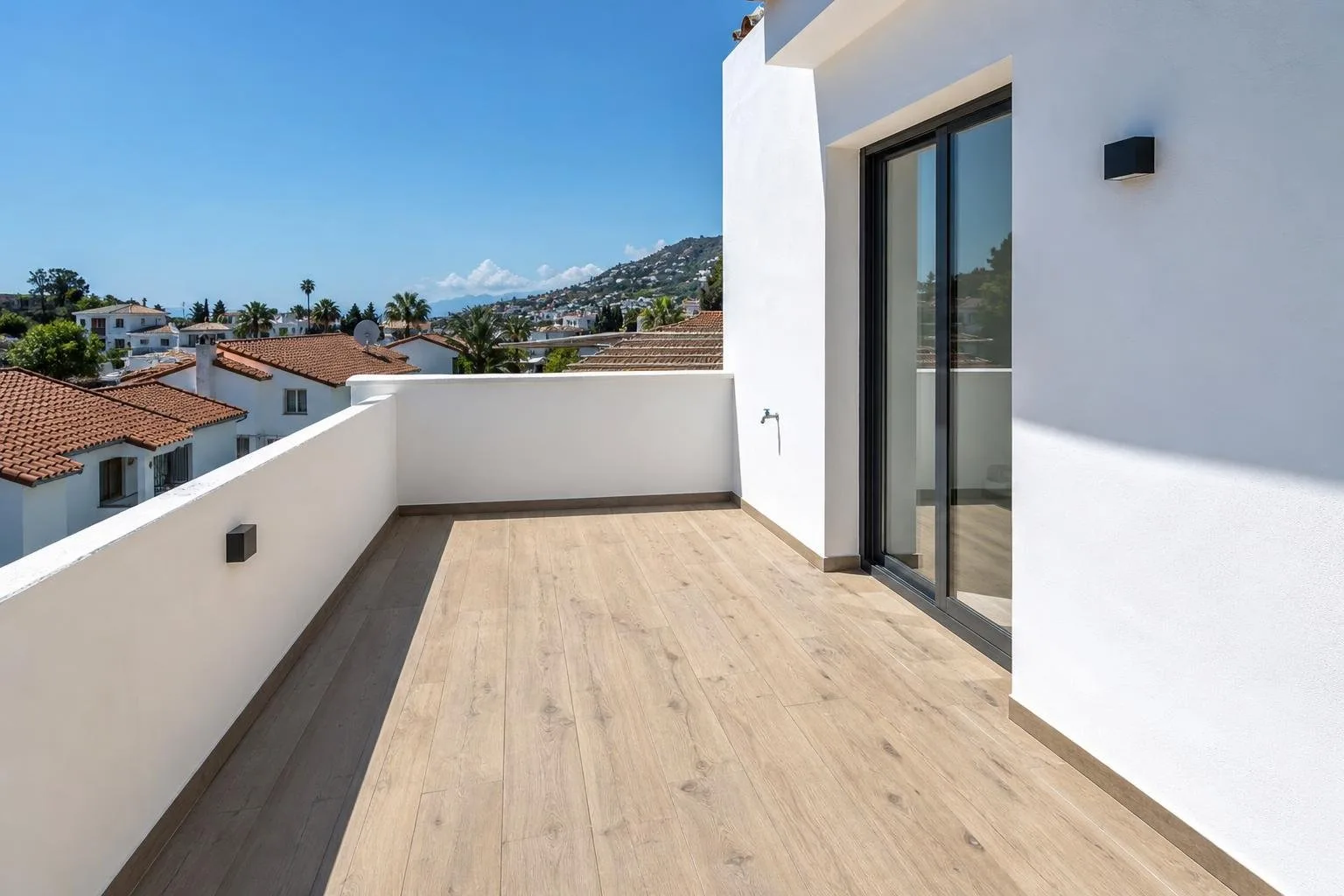 Terraza con suelo cerámico imitación madera