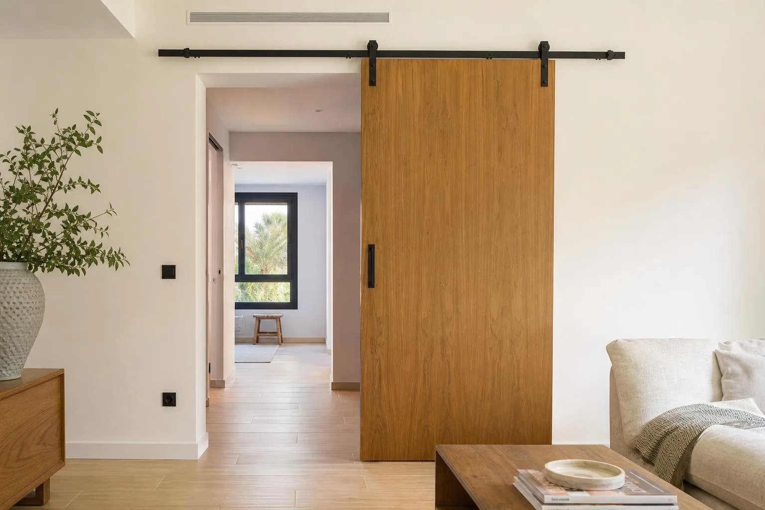 Puerta corredera interior de madera en un salón