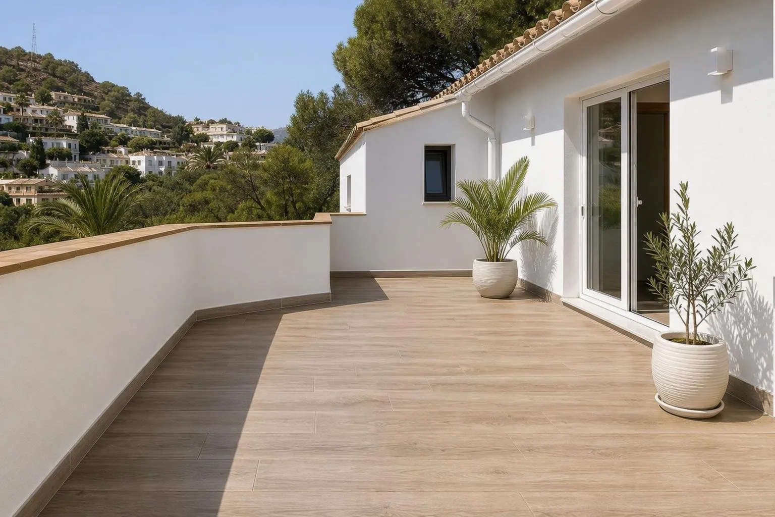 Terraza reformada con suelo nuevo y paredes blancas