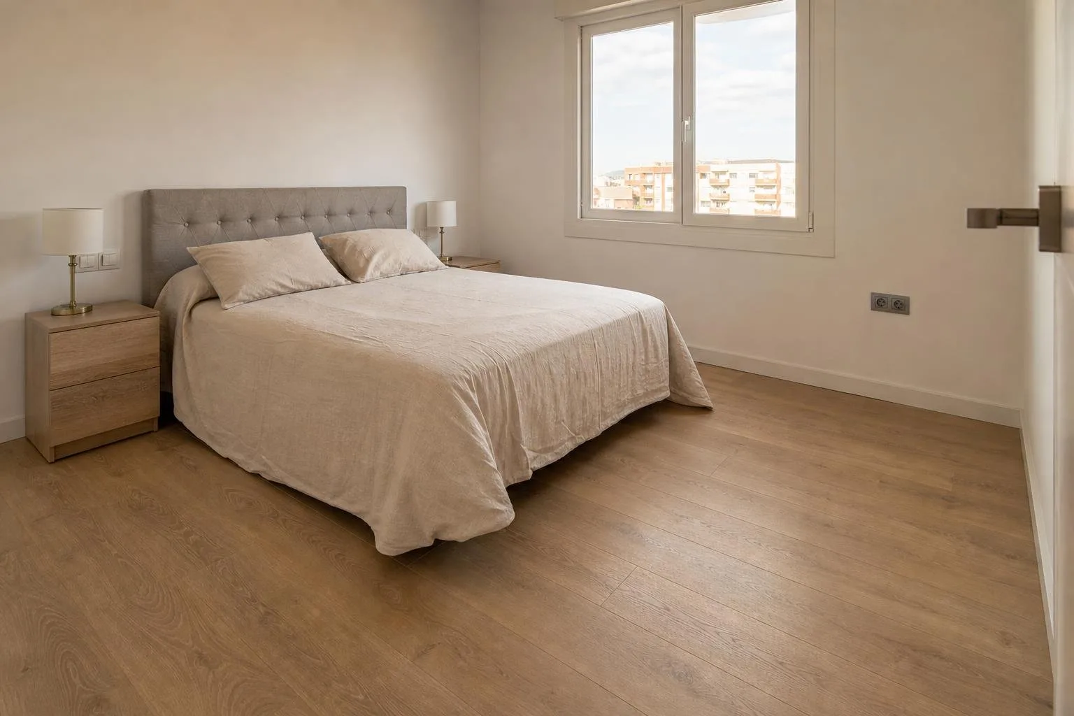 Dormitorio con suelo laminado y rodapié