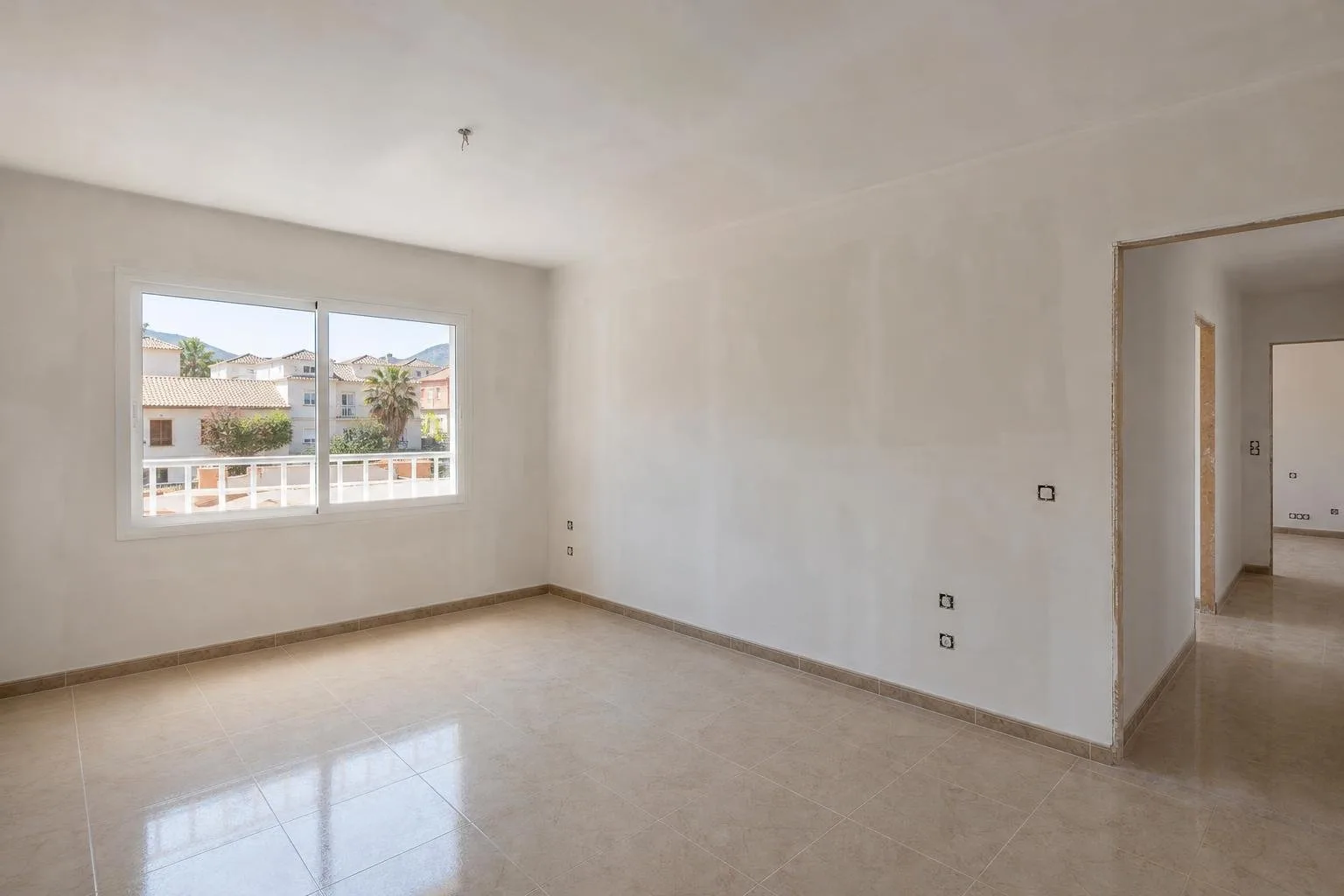 Habitación con paredes enlucidas lista para pintar